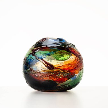 büyük renkli cam top vazosu, beyaz arkaplan