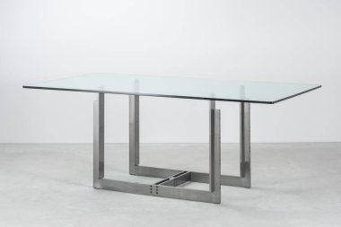 Çelik tabanlı ve cam kaplamalı modern masa