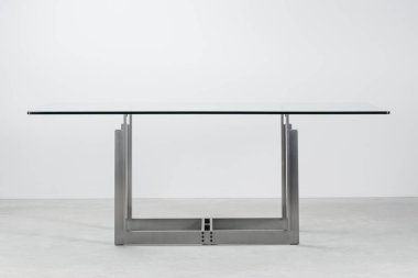 Çelik tabanlı ve cam kaplamalı modern masa manzarası