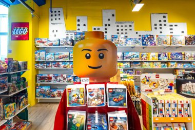 LEGO oyuncakçıda sergileniyor. Udine, İtalya. 29 Nisan 2025.