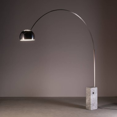 Arco zemin lambası, Achille Castiglioni tarafından tasarlandı, paslanmaz çelik kemer, alüminyum tonlama ve beyaz mermer tabanlı. Udine, İtalya. 5 Şubat 2025.