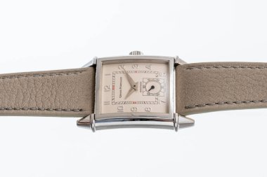 Girard Perregaux saati, referans 2593. Çelik kasa, otomatik hareket, beyaz kadran. Milan mı? İtalya _ 14 Nisan _ 2025