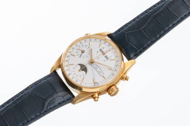 Eberhard Chronograph, Donanma Komutanı modeli. Referans: 30030 _ C. Otomatik kurmalı saat, yıllık takvimi olan 18 kiloluk sarı bir çanta. Milan mı? İtalya _ 14 Nisan _ 2025