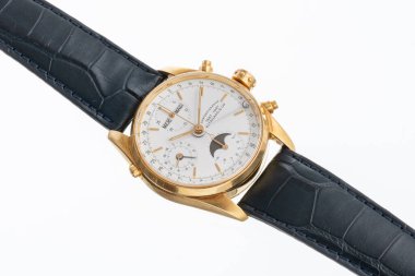 Eberhard Chronograph, Donanma Komutanı modeli. Referans: 30030 _ C. Otomatik kurmalı saat, yıllık takvimi olan 18 kiloluk sarı bir çanta. Milan mı? İtalya _ 14 Nisan _ 2025