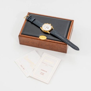 Eberhard Kronograf, Donanma Ustası modeli. Referans: 30030 _ C. Otomatik kurmalı saat, kutulu ve garantili 18 kiloluk sarı bir çanta. Milan mı? İtalya _ 14 Nisan _ 2025