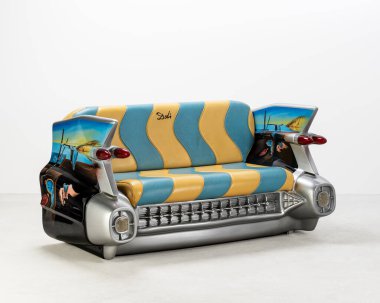Cadillac 1959 kanepe, fiberglas içinde, üzerinde Salvador Dal 'ın sürrealist motifleri var. Udine, İtalya. febbraio 12_2025.