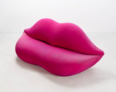 Pembe kanepe, Studio 65 'in tasarımı, Bocca modeli, poliüretan, akrilik kumaş örtüsü, Gufram üretimi, İtalya. Udine, İtalya. febbraio 12_2025.