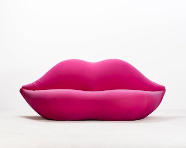 Pembe kanepe, Studio 65 'in tasarımı, Bocca modeli, poliüretan, akrilik kumaş örtüsü, Gufram üretimi, İtalya. Udine, İtalya. febbraio 12_2025.