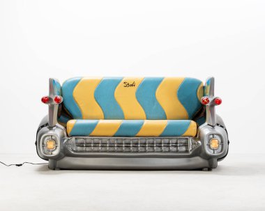 Cadillac 1959 kanepe, fiberglas içinde, üzerinde Salvador Dal 'ın sürrealist motifleri var. Udine, İtalya. febbraio 12_2025.