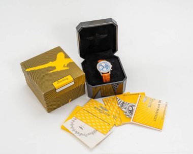 Breitling Chronograph, Navitimer modeli, referans A13322. Otomatik hareketli ikonik pilot saati. Orijinal kutu ve garanti ile birlikte. Milan mı? İtalya _ 14 Nisan _ 2025