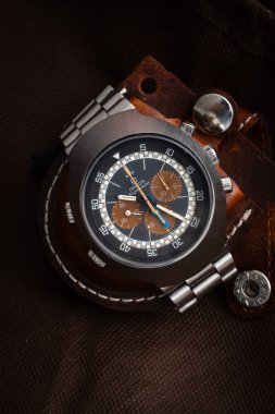 Klasik Omega GMT Chronograph, Manuel Winding, Uçuş Ustası Modeli, Referans 145.026. 70 'lerin kendine özgü bir tasarımı olan bir kol saatinin çevresel fotoğrafı. Milan mı? İtalya _ 14 Nisan _ 2025