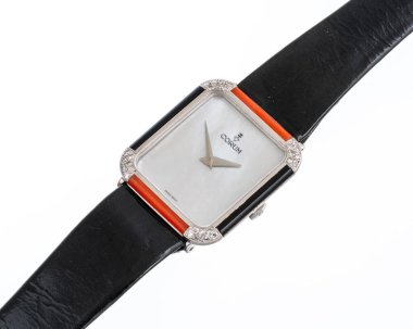 Corum elle kumandalı saat, Tank modeli, referans 27538. Rafine edilmiş inci gibi bir kadranı olan 18 kt beyaz altın çanta. Milan mı? İtalya _ 14 Nisan _ 2025