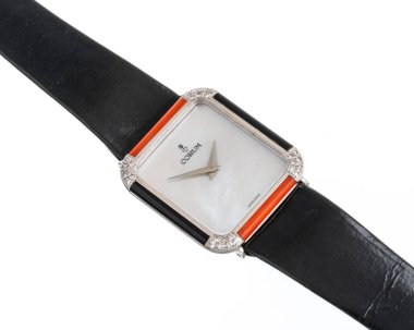 Corum elle kumandalı saat, Tank modeli, referans 27538. Rafine edilmiş inci gibi bir kadranı olan 18 kt beyaz altın çanta. Milan mı? İtalya _ 14 Nisan _ 2025