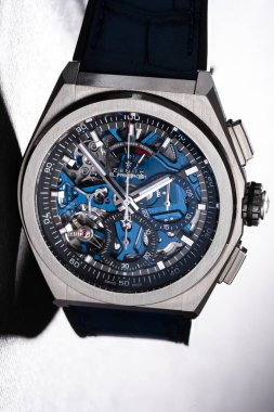 Zenith Chronograph, Defy El Primero 21 Titanyum modeli, otomatik sarmalı, iskeletleşmiş titanyum kutusu. Ortam fotoğrafı. Milan mı? İtalya 14 Nisan 2025
