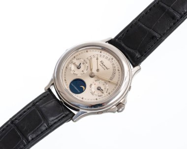 Chopard daimi takvim saati, Altın Ay modeli, referans 338296. Zarif bir platin çanta ve saf gümüş kadranlar. Milan mı? İtalya 14 Nisan 2025