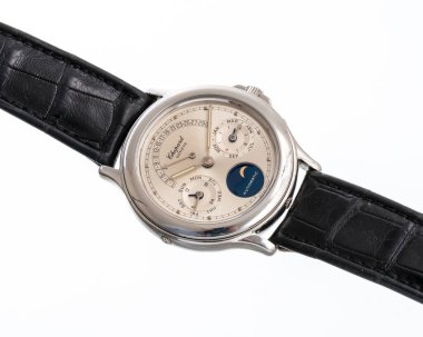 Chopard daimi takvim saati, Altın Ay modeli, referans 338296. Zarif bir platin çanta ve saf gümüş kadranlar. Milan mı? İtalya 14 Nisan 2025
