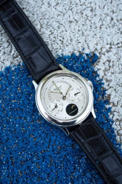 Chopard daimi takvim saati, altın ay modeli, referans 338296, platin kutu ve gümüş kadranlı, tenis kortunda ayarlanmış. Milan mı? İtalya 14 Nisan 2025