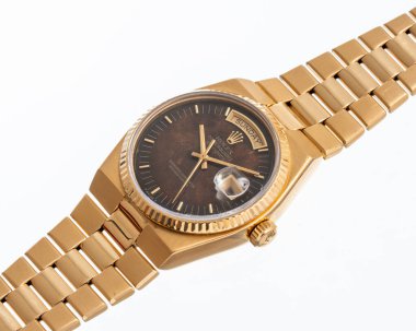 Kuvars hareketli Rolex saat, Day Date Oysterquartz modeli, 19018 referansı, 18 kt sarı altın çantalı ve dikenli kökü var. Milan mı? İtalya 14 Nisan 2025