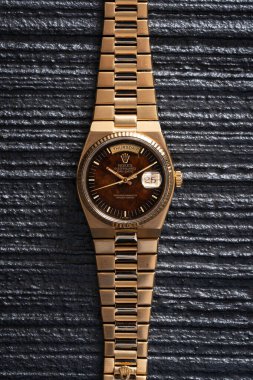 Kuvars hareketli Rolex saat, Day Date Oysterquartz modeli, 19018 kt 'lık sarı altın çantalı, dikenli kök kadranlı. Ortam fotoğrafı. Milan mı? İtalya 14 Nisan 2025