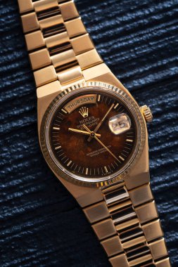 Kuvars hareketli Rolex saat, Day Date Oysterquartz modeli, 19018 kt 'lık sarı altın çantalı, dikenli kök kadranlı. Ortam fotoğrafı. Milan mı? İtalya 14 Nisan 2025