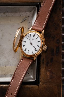Patek Philippe el yapımı saat, 18kt altın kaplama menteşe kutusu ve porselen kadranı. Ortam fotoğrafı. Milan mı? İtalya 14 Nisan 2025