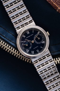 Audemars Piguet otomatik kurmalı saat, Day Date modeli referansı 25574PT platin çanta mavi kadranlı. Mavi kumaş arka planda. Milan, İtalya, 14 Nisan 2025.