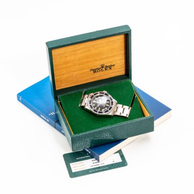 Rolex saat, Sea Dweller modeli, referans 1665, çelik kasa, otomatik çevirmeli siyah kadranlı. Orijinal kutu ve garantili. Milan, İtalya, 14 Nisan 2025.