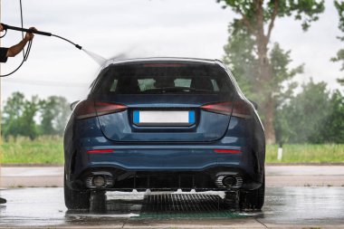 Araba oto yıkamada yüksek basınçlı su jeti ile yıkandı..