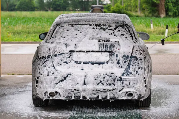 Araba yıkama köpüğüyle kaplanmış, kiri çözer.