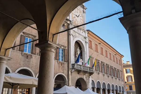Modena 'nın tarihi merkezinde belediye binası. İtalya