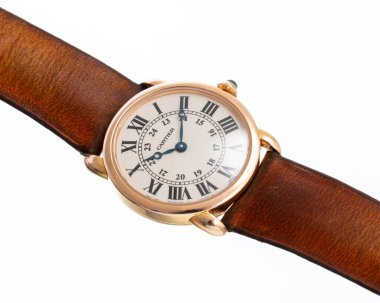 Cartier kuvars saati, Ronde de Cartier modeli, referans 2886, 18kt altın çantalı beyaz kadranlı. Milan mı? İtalya _ 14 Nisan _ 2025