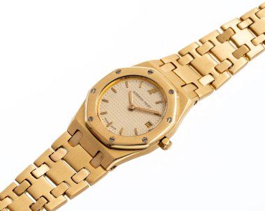 Audemars Piguet kuvars saati, Royal Oak Lady modeli, referans 66270, beyaz kadranlı 18 kt sarı çanta. Milan mı? İtalya _ 14 Nisan _ 2025