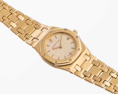 Audemars Piguet kuvars saati, Royal Oak Lady modeli, referans 66270, beyaz kadranlı 18 kt sarı çanta. Milan mı? İtalya _ 14 Nisan _ 2025