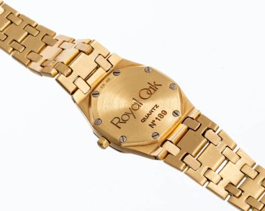 Audemars Piguet kuvars saati, Royal Oak Lady modeli, referans 66270, 18 kt sarı altın çantalı Milan. İtalya _ 14 Nisan _ 2025
