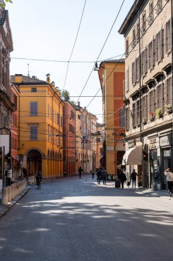 Emilia yoluyla Modena 'nın tarihi merkezinde. Modena, İtalya. 24 Mayıs 2025