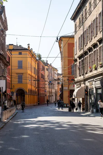 Emilia yoluyla Modena 'nın tarihi merkezinde. Modena, İtalya. 24 Mayıs 2025