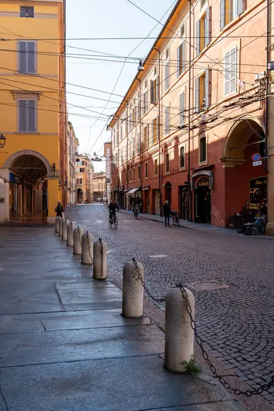 Emilia yoluyla Modena 'nın tarihi merkezinde. Modena, İtalya. 24 Mayıs 2025