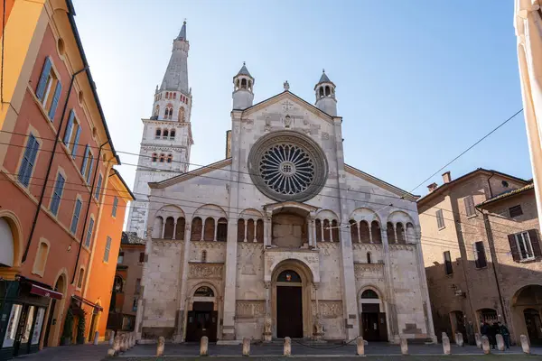 Tarihi merkezdeki Modena katedralinin ön cephesi. Modena, İtalya. 24 Mayıs 2025