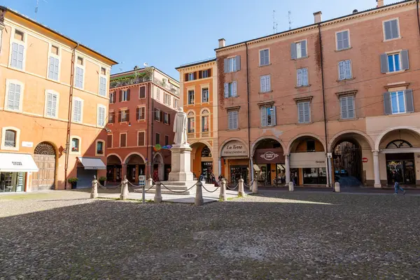 Modena 'nın tarihi merkezinde Tower Square. Modena, İtalya. 24 Mayıs 2025
