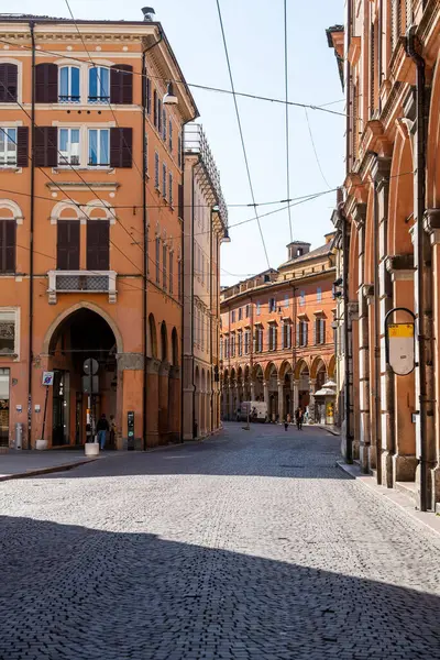 Emilia yoluyla Modena 'nın tarihi merkezinde. Modena, İtalya. 24 Mayıs 2025