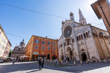 Modena 'nın tarihi merkezinde Piazza Duomo. Modena, İtalya. 24 Mayıs 2025