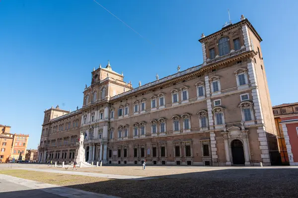 Ducal Palace 'lı Piazza Roma, Modena' nın tarihi merkezinde askeri akademi. Modena, İtalya. 24 Mayıs 2025