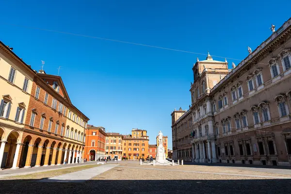 Ducal Palace 'lı Piazza Roma, Modena' nın tarihi merkezinde askeri akademi. Modena, İtalya. 24 Mayıs 2025