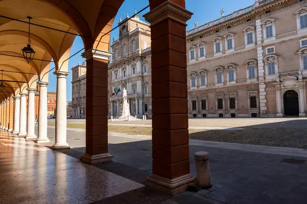 Ducal Palace 'lı Piazza Roma, Modena' nın tarihi merkezinde askeri akademi. Modena, İtalya. 24 Mayıs 2025