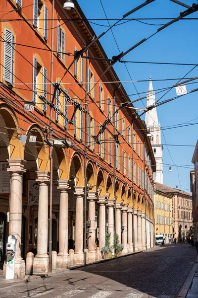 Emilia yoluyla Modena 'nın tarihi merkezinde. Modena, İtalya. 24 Mayıs 2025