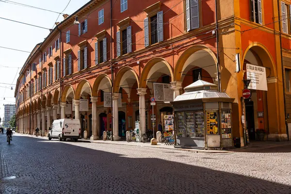 Emilia yoluyla Modena 'nın tarihi merkezinde. Modena, İtalya. 24 Mayıs 2025