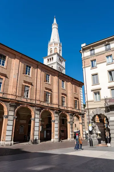 Emilia yoluyla Modena 'nın tarihi merkezinde. Modena, İtalya. 24 Mayıs 2025
