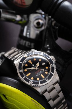 Rolex saat, Sea Dweller modeli, referans 1665, çelik kasa, otomatik çevirmeli siyah kadranlı. Dalış objesiyle fotoğraf. Milan, İtalya, 14 Nisan 2025.