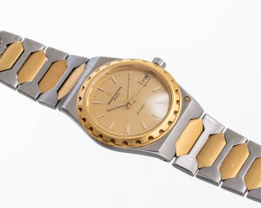 Vacheron Constantin otomatik kurmalı saat, model 222 referans 46003. Şampanya kadranlı 18 kilometrelik sarı altın ve çelik çanta. Milan mı? İtalya 14 Nisan 2025