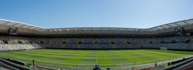 İtalya 'nın Udine kentindeki Bluenergy Stadyumu' nun, Udine, İtalya 'daki tribün ve saha manzarası. Mayıs _ 11, 2025